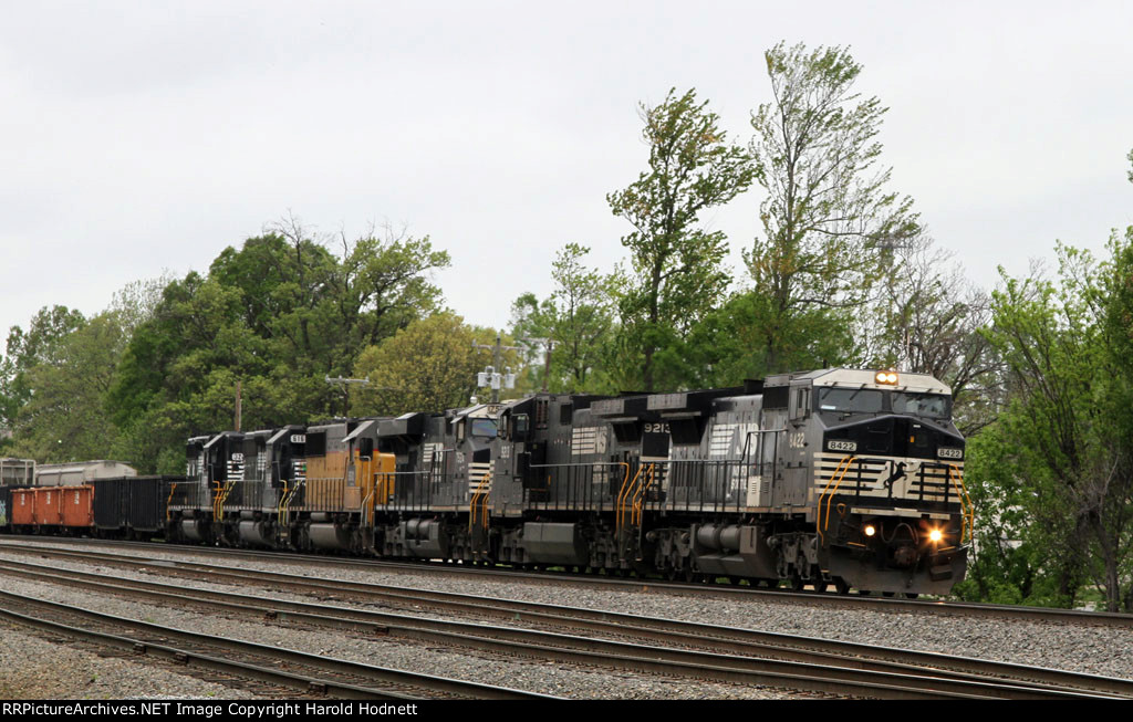 NS 8422 leads train 128 northbound